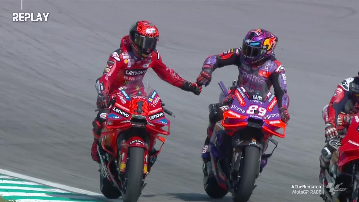 Wherever you are, whoever you support... Stand up and applaud these two! 👏 Pecco Bagnaia and Jorge Martín Almoguera just put on one of the greatest displays this sport has ever seen! #MalaysianGP 🇲🇾 | #TheRematch 🏁