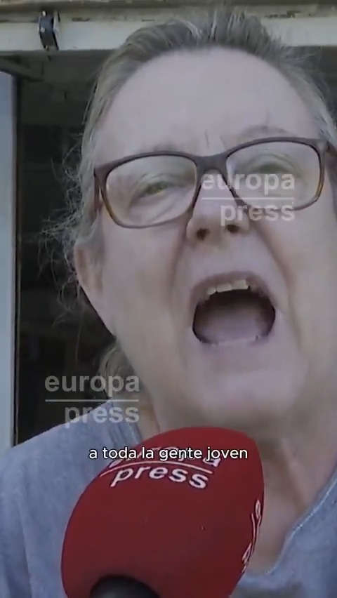 La indignación de una vecina de Valencia: "Ahora nos están diciendo que los voluntarios lo que hacen es entorpecer a los que saben. ¿A quién están entorpeciendo? si gracias a ellos estamos sacando las casas adelante y a la gente mayor"