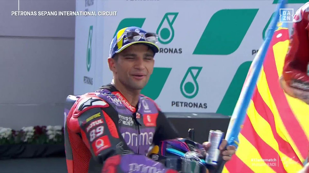 Precioso gesto de Jorge Martín subiendo al podio con la bandera de la Comunidad Valenciana ❤️🩹 #MalaysianGP 🇲🇾 #MotoGP 🏁 #TheRematch