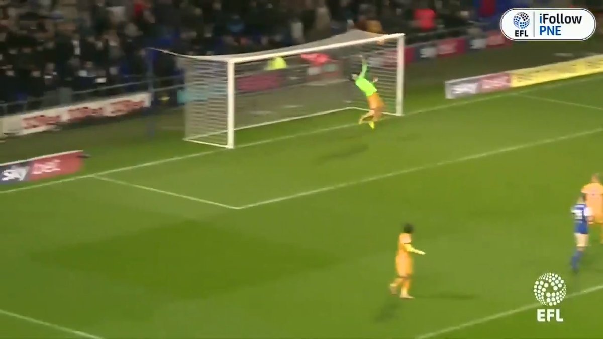 On this day in 2018… 🗓 Preston’s Paul Gallagher had an interesting afternoon… He scored a brilliant equaliser with his first touch… And then went in goal for the final 15 minutes of the game! 🧤 What a save at the end 🤣🤣 Paul Gallagher #PNEFC
