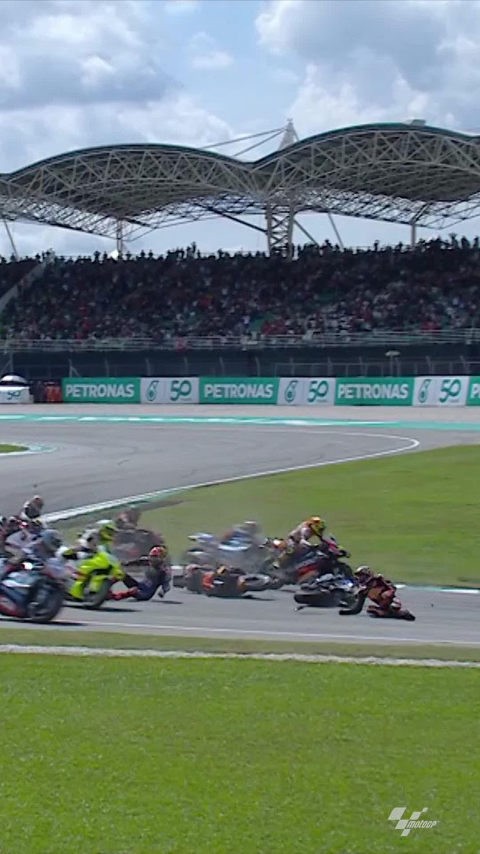 A dramatic opening lap before the race was red-flagged 🚩🤯 As Pecco Bagnaia & Jorge Martín Almoguera went head-to-head, fabio quartararo, Jack Miller and Brad Binder were involved in a big crash at T2 💥 Thankfully they walked away from it relatively unscathed 🙏 #MalaysianGP 🇲🇾