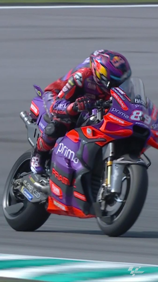Small moment, big scare for Jorge Martín Almoguera 😅 This is the moment the Martinator understood it was fine not to take any risks ✅ #MalaysianGP 🇲🇾 | #TheRematch 🏁