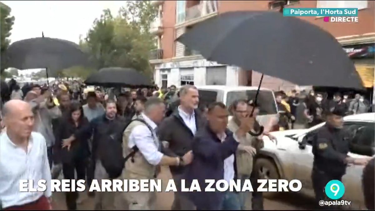 Llancen objectes i fang a Carlos Mazón i a Felip VI a la seua arribada a Paiporta. À Punt NTC Victoria Maso