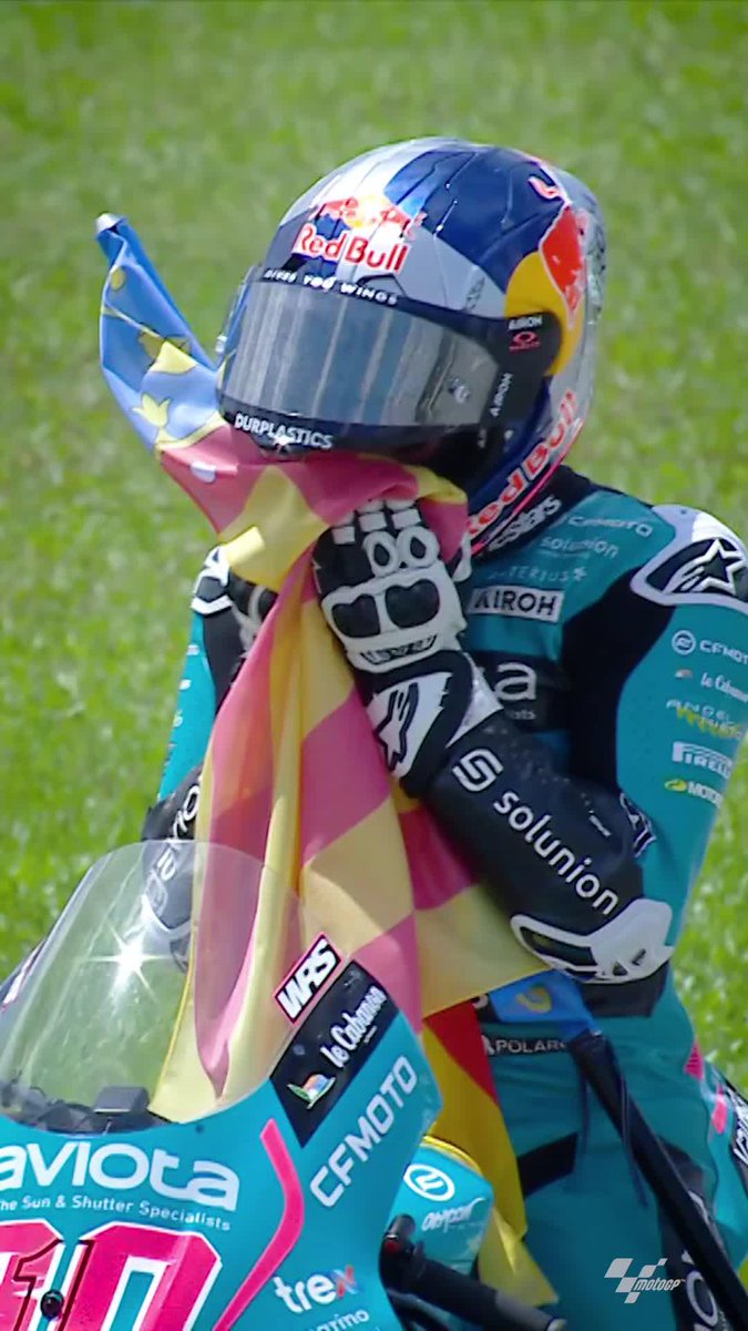 #RacingForValencia ❤️ Aspar Team A subdued celebration for his history-making 13th win of 2024 but a huge gesture and class act from #Moto3 World Champion David Alonso 🙌 #MalaysianGP 🇲🇾