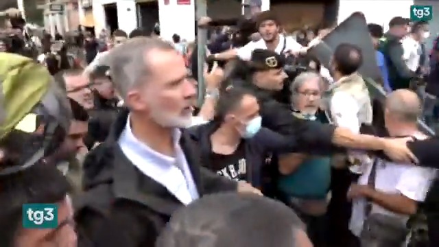 Insulti e lanci di fango contro il re di Spagna Felipe VI durante la sua visita alle zone colpite dall'alluvione nella provincia di Valencia. Contestati anche il capo del governo Sánchez e il presidente della Regione Mazón