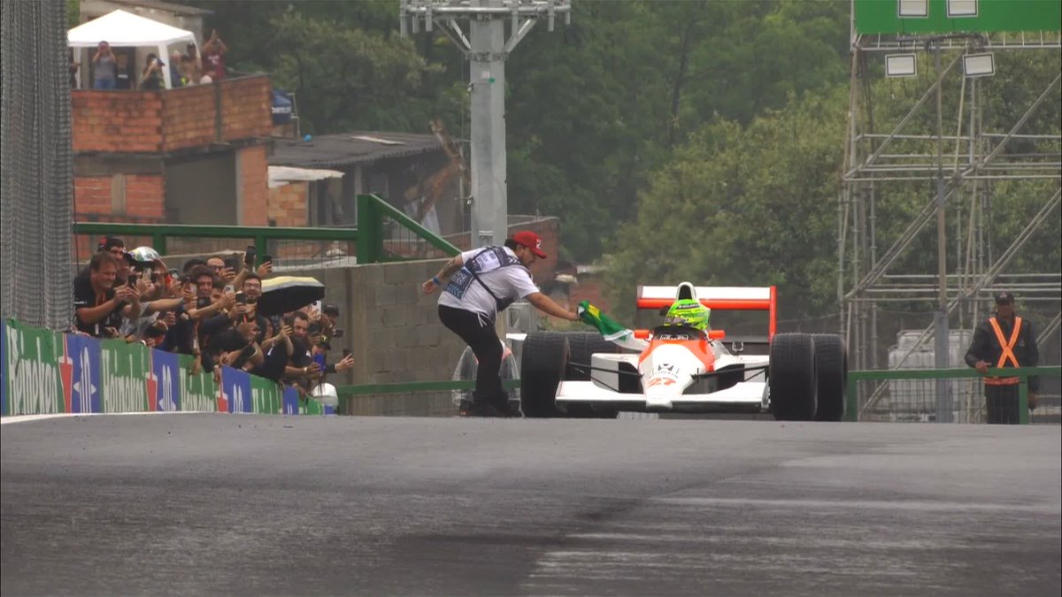 “O Hamilton parou. Não sei se ele ta pedindo uma bandeira… TA PEDINDO A BANDEIRA BRASILEIRA! REPETINDO O GESTO DE AYRTON SENNA! LEWIS HAMILTON REPETE O GESTO DE AYRTON SENNA!” 🥹💚