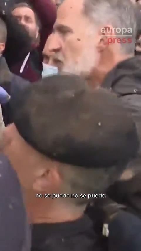 "Asesinos", "nos habéis abandonado" y "estamos muertos ya". Estas son algunas de las frases que han gritado las personas que han lanzado barro y objetos a los reyes, Pedro Sánchez y Mazón en su visita a Paiporta (Valencia), 'zona cero' de la DANA