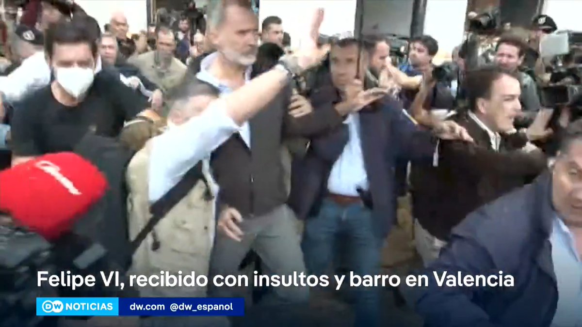El rey de España es recibido al grito de "asesino" durante visita a zonas afectadas por las inundaciones en Valencia. #FelipeVI iba acompañado por el presidente del gobierno central, Pedro Sánchez, y el presidente de la Generalitat Valenciana, Carlos Mazón. Los ciudadanos les reprochan la mala gestión de la crisis y la tardanza y falta de ayuda oficial. Los muertos por el fenómeno metereológico conocido como la #dana ascienden a 214. /jr