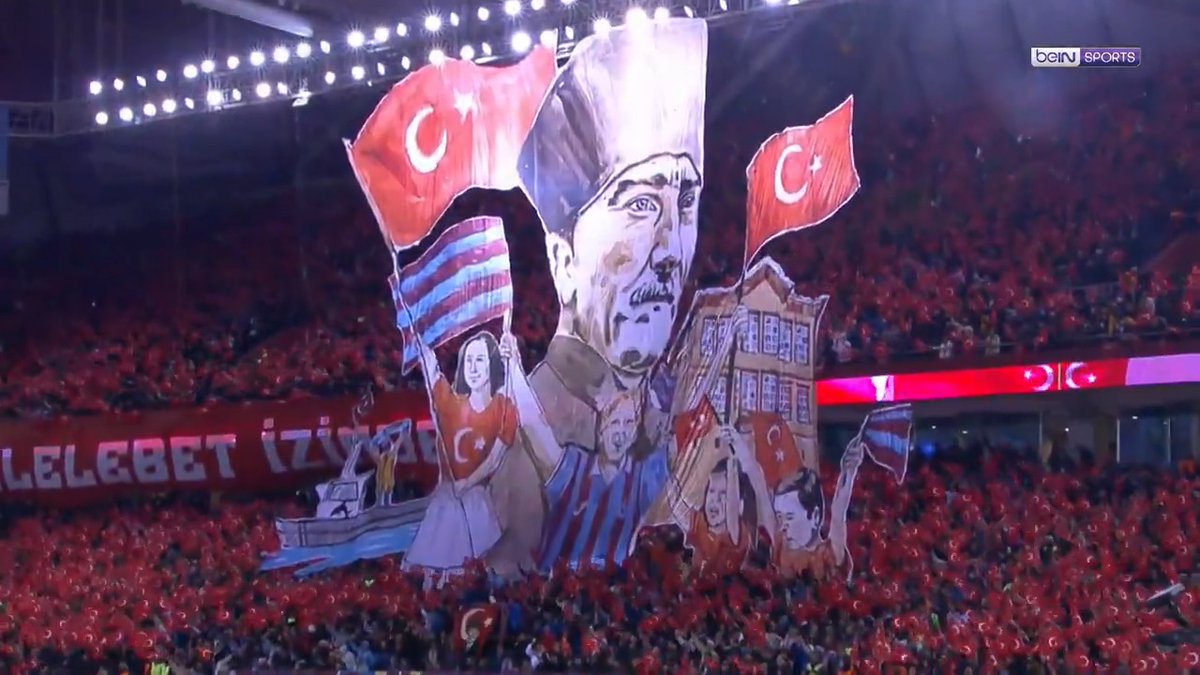 Trabzonspor tribünlerinin, Fenerbahçe maçı öncesi yaptığı Atatürk koreografisi: “İlelebet izinde…”