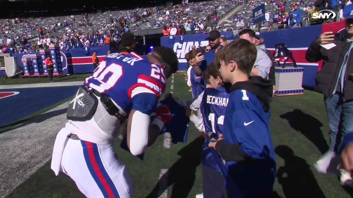 Tyrone Tracy Jr. signs autographs on the field ✍️