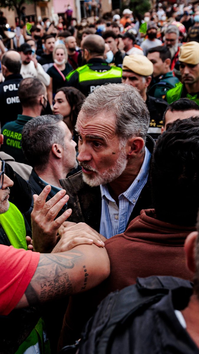 Spain's King Felipe VI and Queen Letizia were hit in the face with mud during a visit to the flood-ravaged Valencia region.