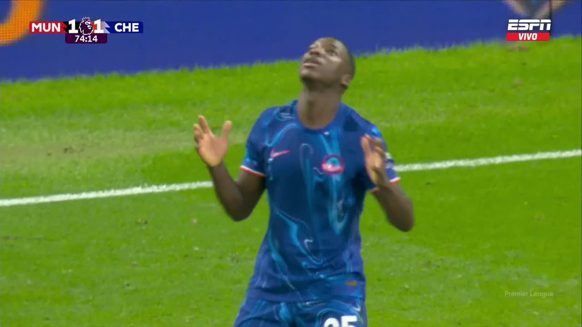 🔥 ¡GOLAZO DE MOISÉS CAICEDO! 🇪🇨⚽ El ecuatoriano anotó el empate para Chelsea, con una estupenda volea en el área del Manchester United. Moi anotó un día después de su cumpleaños. ▶️ Más 🏴󠁧󠁢󠁥󠁮󠁧󠁿 #PremierLeague en #DisneyPlus.