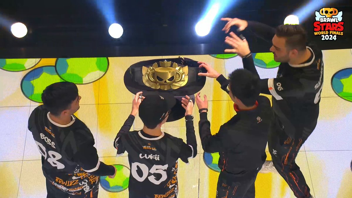 What's a World Finals without a trophy lift? 🏆 Congratulations Hmble!! 🙇‍♂️ #BSWF24