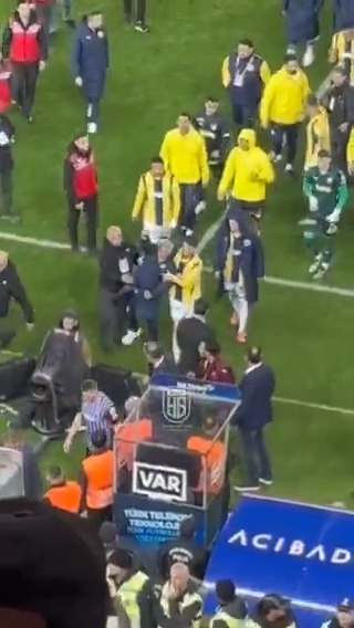 Galibiyetin ardından Jose Mourinho’nun, tribünlere yaptığı hareket.