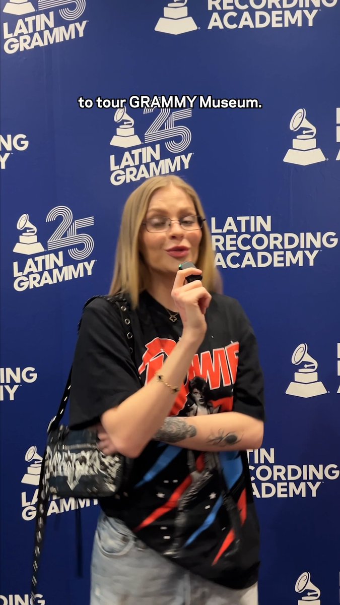 o inglês dela é tão ruim... esse é só um dos motivos do porquê ela não tem nem terá uma carreira internacional como a anitta e a karol g.