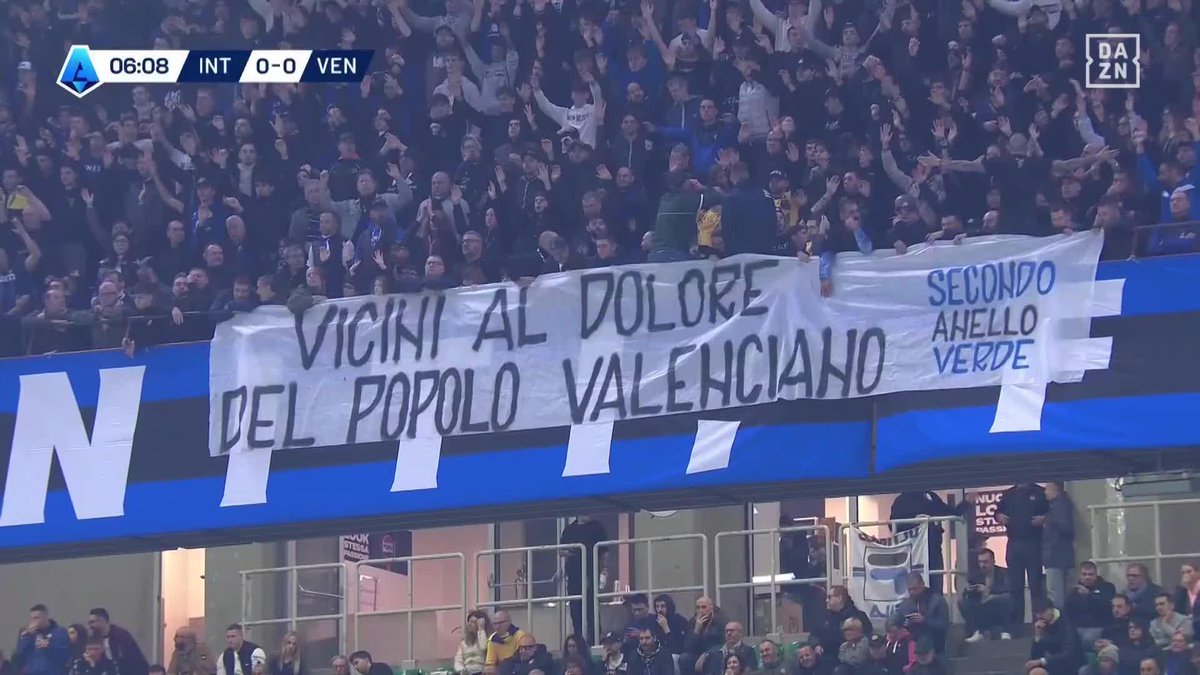 “Junto al dolor de los valencianos” Desde Milán a la Comunidad Valenciana 🥹 El precioso mensaje de la afición del Inter a los afectados por la DANA ❤️‍🩹 #SerieAenDAZN 🇮🇹