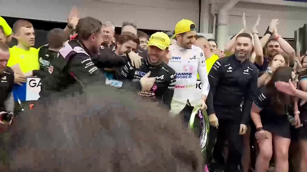 La photo de famille pour le double podium d'Alpine 🍾🇫🇷 Qu'elles font du bien ces images de joie 😍 #BrazilGP #F1