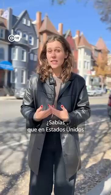 ¿Sabías que en Estados Unidos no hay que presentar siempre un documento de identidad para poder votar? En 15 estados de este país no hay que mostrar ningún tipo de identificación cuando al emitir el voto en la urna. Ni pasaporte, ni número de seguridad social, ni carnet de conducir. Nada. Aunque en la mayoría de los estados sí hay que presentar otra identificación para registrarse como votante cuando se vota por primera vez. ¿Debería haber controles más estrictos a la hora de votar? Es un tema que lleva décadas generando polémica. Históricamente, el partido demócrata ha criticado el requisito de presentar identificación para votar. Creen que crea barreras para el voto que afectan a las minorías, a las personas con bajos ingresos y a las personas mayores. Los republicanos, en cambio, consideran que pedir identificación es clave para evitar el fraude y proteger la integridad electoral. El tema está tan politizado por la historia de este país: A finales del siglo 19 y principios del siglo 20, durande la época de Jim Crow marcada por leyes de segregación racial y discriminación sistemática, se implementaron muchos requisitos para poder votar, para así suprimir el derecho al voto particularmente de los afroamericanos.