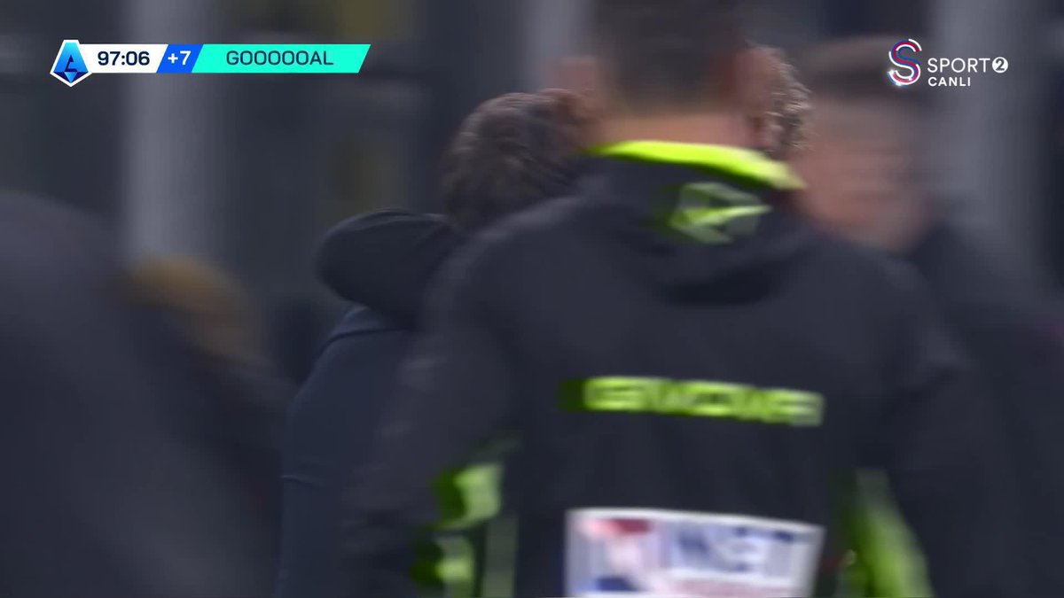 NE SON AMA! 🔥 - Venezia, 90+7'de golü attı. - 1-1 oldu. - Bitti diye herkes sahaya girdi. - Inter 'El var' itirazında bulundu. - VAR izledi. El var dedi. - Inter 1-0 kazandı.