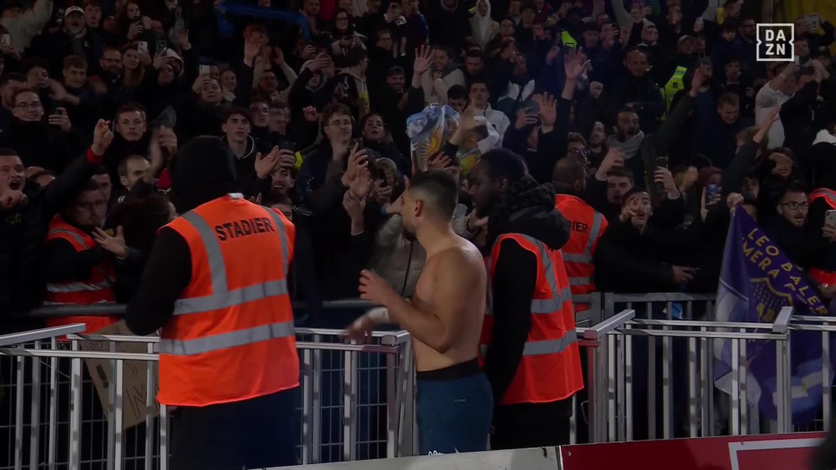 Interdits de déplacement à la Beaujoire, les Marseillais (de Nantes) sont décidément partout. 😅💙🤍 🎥 DAZN France