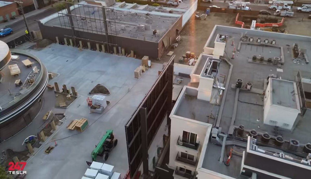 🔥🇺🇸 Tesla has installed the first 45-ft movie screen at the drive-in and diner Supercharger in Los Angeles! In case you missed it, it will feature: • 32 Supercharger stalls • A drive-in theater with 2 movie screens • A futuristic restaurant with a rooftop dining area Full video: