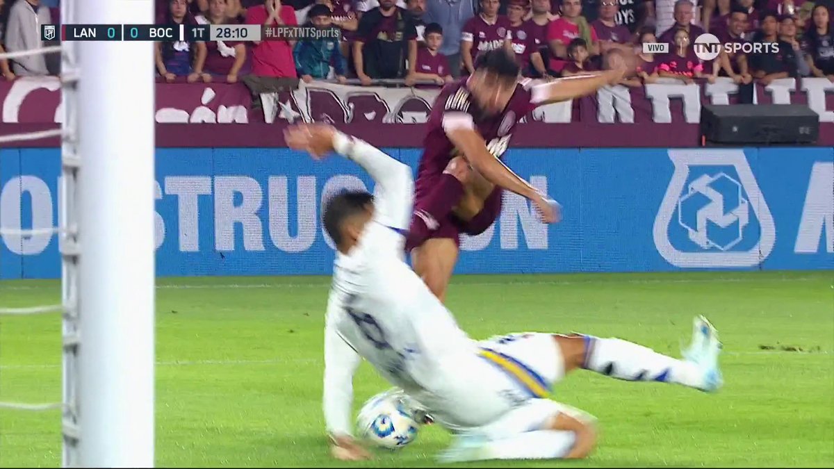 El reglamento es claro: la mano dentro del área es penal, salvo que sea de un jugador de Boca.