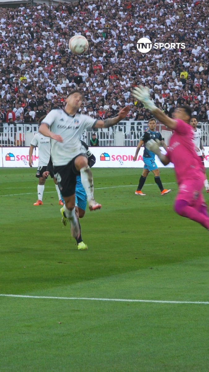👀⚽🧤 ¿Consideras que fue bien cobrado? Guillermo Paiva acusó un golpe del portero de Deportes Iquique, Daniel Castillo, cuando ambos iban en busca del balón en el borde del área. Lo jugada fue revisada por el VAR y se cobró penal a favor de Colo Colo, el que Carlos Palacios transformaría en el segundo gol del partido.