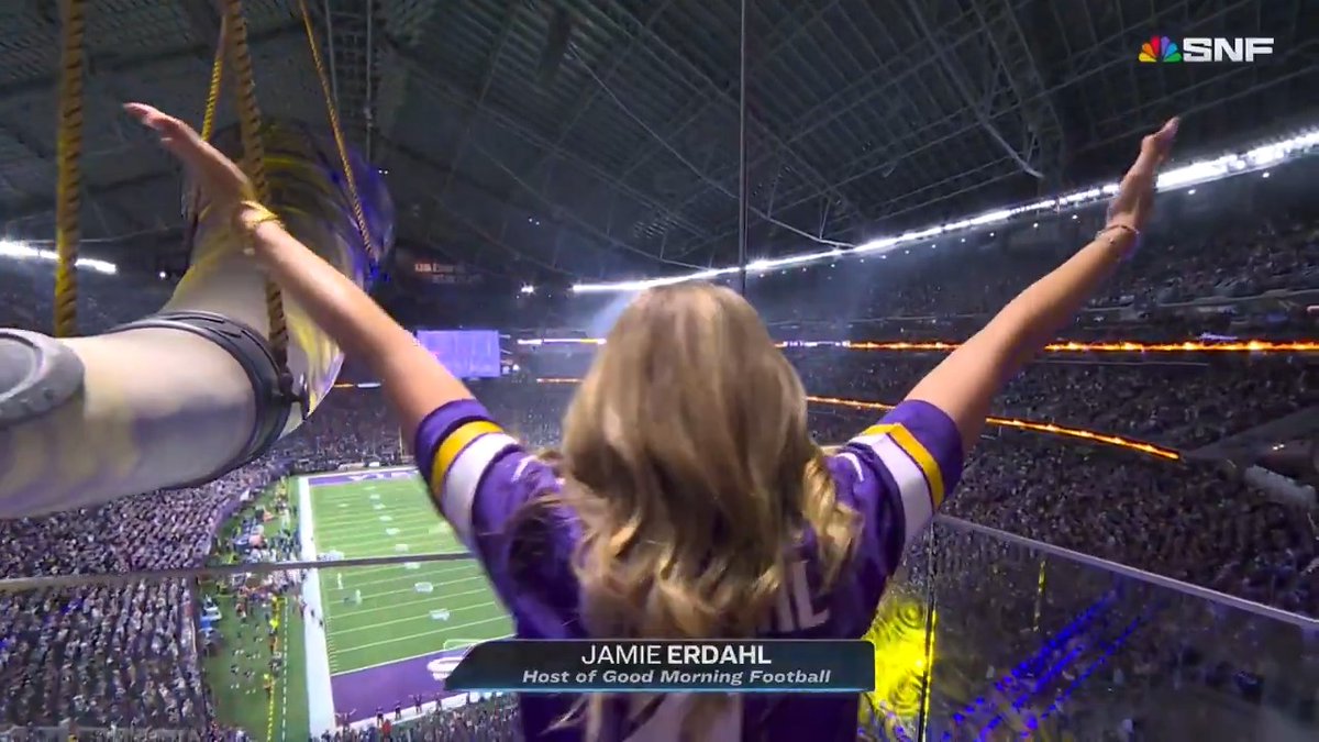 What a special moment for Minnesota native Jamie Erdahl ahead of the Minnesota Vikings primetime matchup. 💜💛 #Skol