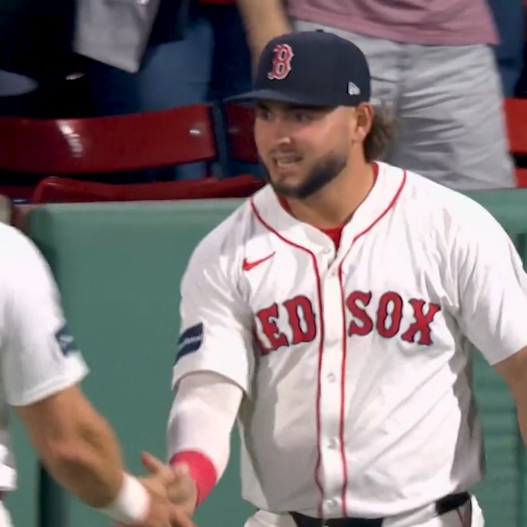 Cue the ✨Gold Glove✨ highlights.