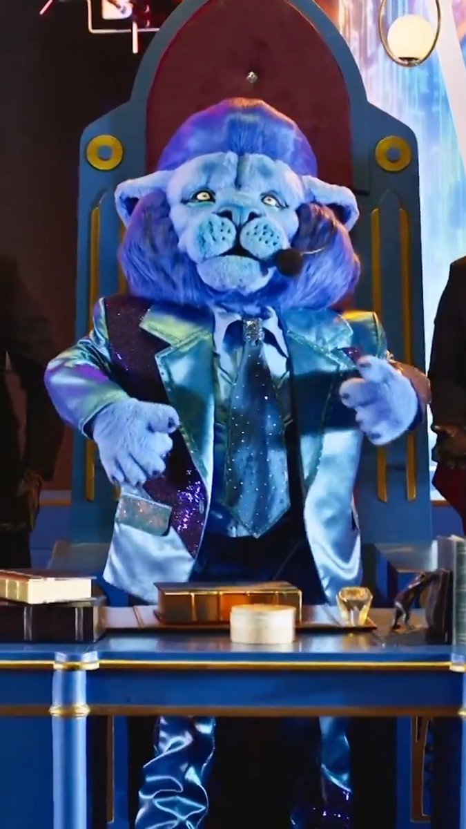 Dramático, escandaloso, cumbiero y godín, este personaje tiene muchas personalidades, depende de en donde se encuentre 🦁 #AzulEs ¿#QuiénEsLaMáscara?, disponible en@Canal_Estrellas,Univision y ViX 🎭🔍 #QELM