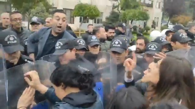 Batman Belediye Eş Başkanımız ve halkımız gasp edilen belediyenin önünde: O belediyeler halkındır, gasp edemezsiniz. Bu kayyım zihniyeti, beyaz tülbentli analara ve iradesine sahip çıkan halkın kararlılığına yenilecek mutlaka.