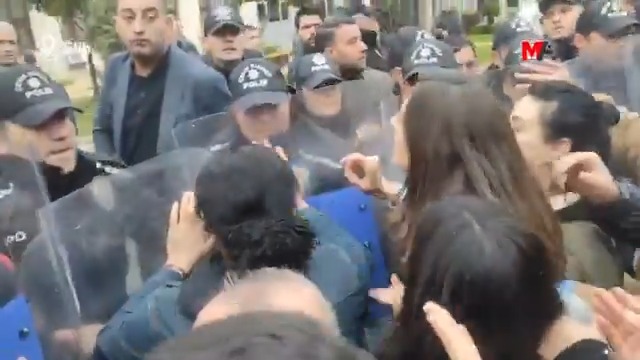 Êlih (Batman) Belediye Eş Başkanı Gülistan Sönük ve halk gasp edilen belediyenin önünde: O belediyeler halkındır, gasp edemezsiniz. Bu kayyım zihniyeti, beyaz tülbentli analara ve iradesine sahip çıkan halkın kararlılığına yenilecek mutlaka.