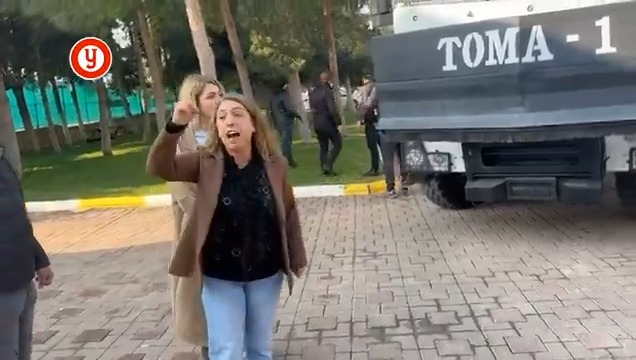 Mêrdîn Belediyesi'ne kayyım atanmasının ardından halk belediye önünde direnişe geçti Belediye önünde konuşan Saliha Aydeniz: Bu darbeye karşı herkesi karşı durmaya davet ediyoruz