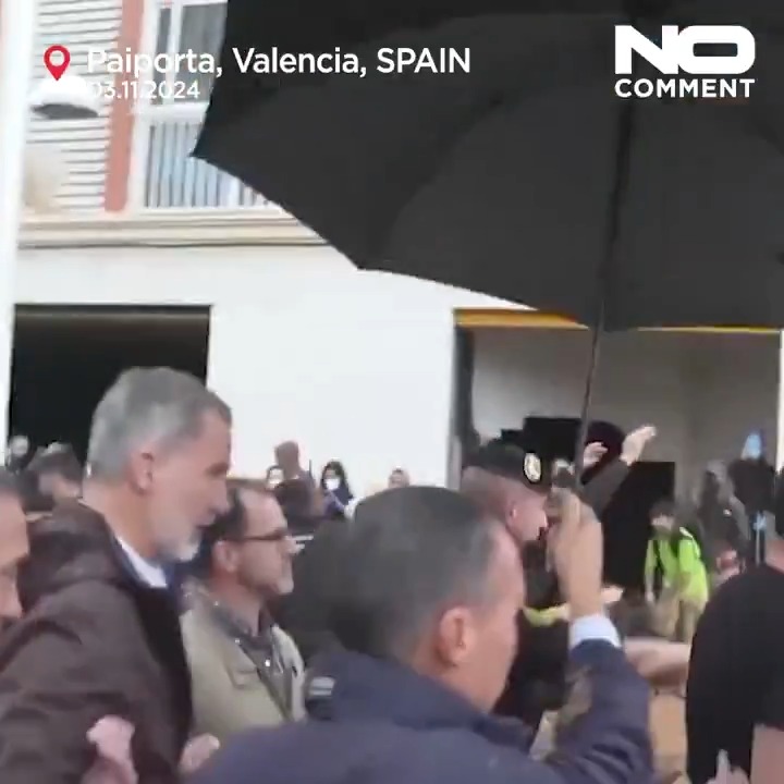 Es muy curioso extraño que un tío que lanza un objeto a una autoridad del estado delante de un guardia civil no haya sido detenido o identificado en el acto, muy muy raro.