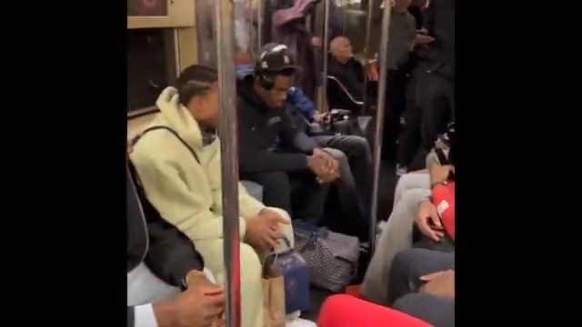 A causa della maratona di New York, ieri i Pistons hanno dovuto prendere la metro per arrivare all'arena di Brooklyn. La signora accerchiata da 12 omoni parecchio intimorita. Fontecchio divertito. Sembra una gita scolastica. Tutto molto bello. #NBAtipo