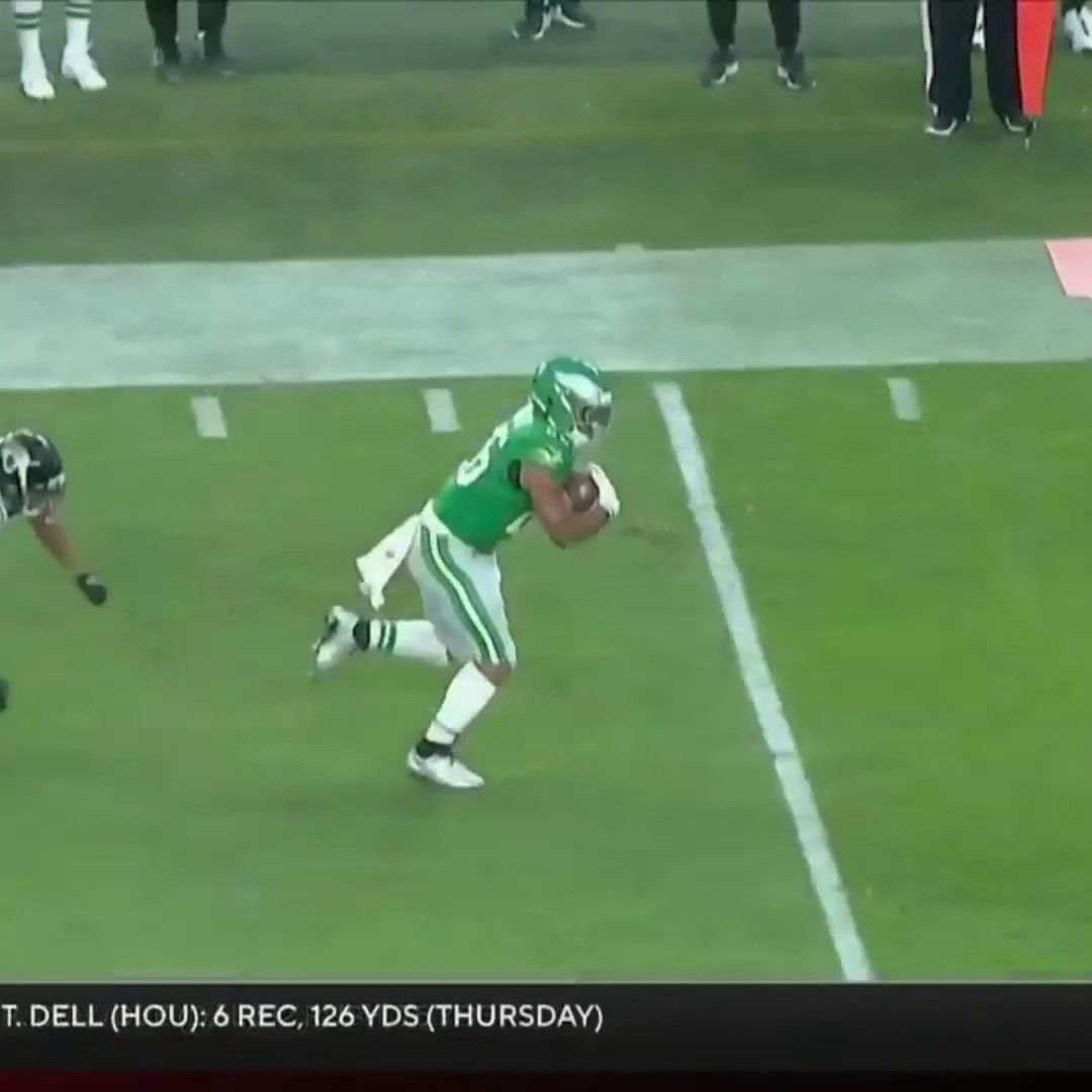 "That's not even REAL" 😱 Saquon Barkley with one of the cleanest backwards hurdles you'll ever see 🔥