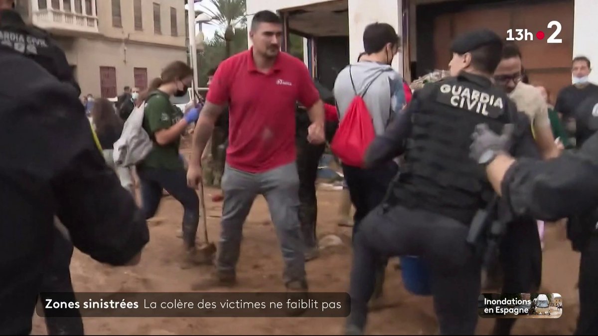 🇪🇸 Le roi et la reine d'Espagne ont été hués et visés par des projectiles au milieu d'une foule en colère à Paiporta, près de Valence, et contraint d'abréger leur visite. ▶#JT13H