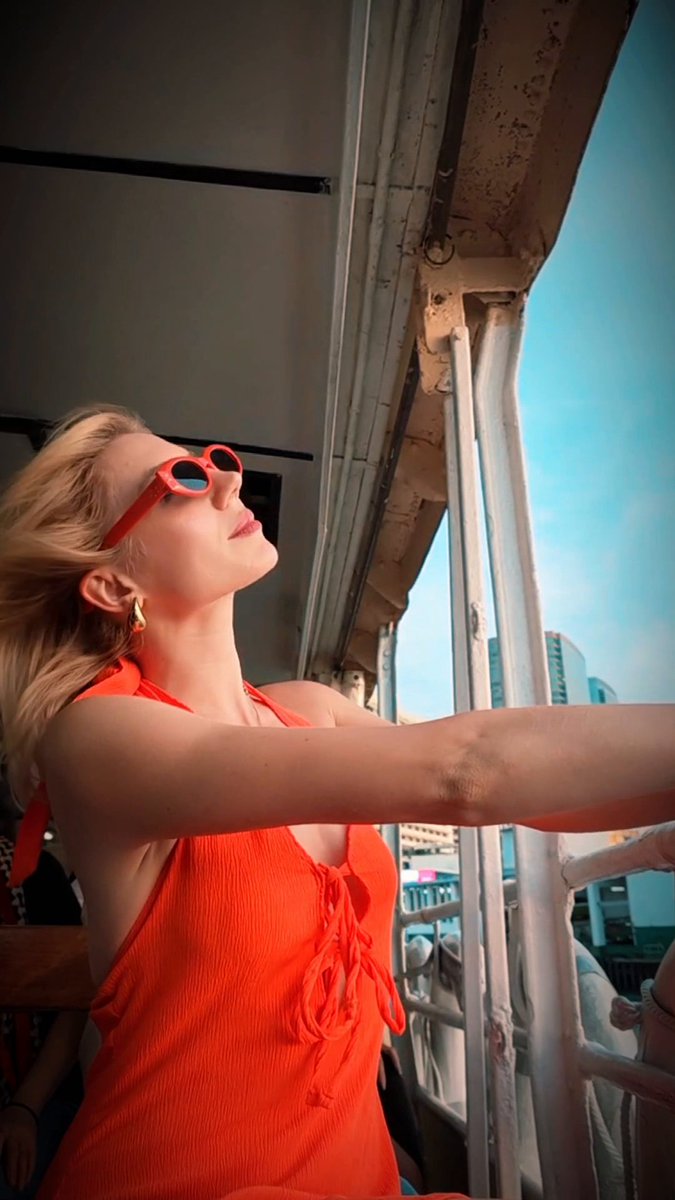Forget tripods, we're flipping the script on solo travelling with these #XiaomiMIXFlip tips! 📷Hannah Wilson (IG: ihannahwilson)