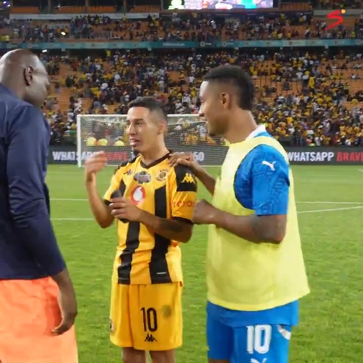 Mamelodi Sundowns 🤝 Gaston Sirino It was ALL love from both sides despite the result. #SSFootball | #SSCarling