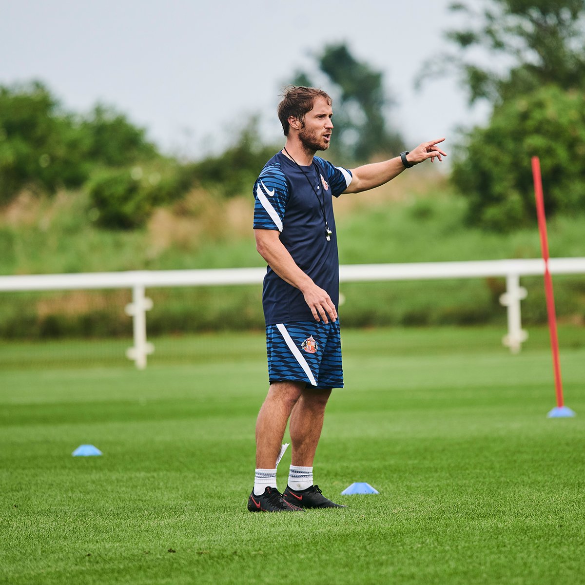 Filmed in August 2021, the then Sunderland YPD coach @ChrissyMoore7 took his Under-15s through a session focused on creating chances through attacking midfielders. The first practice focuses on passing through tight areas... ⚽️🎯 #SAFC