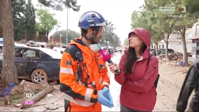 🔴 "Jo fa 21 anys que estic als Bombers, però una cosa així no l'havia vist mai" Júlia Torramadé ha demanat als professionals d'emergències per l'afectació psicològica de la seva feina. #DanaPaísValencià3Cat #LaSelva3Cat ▶