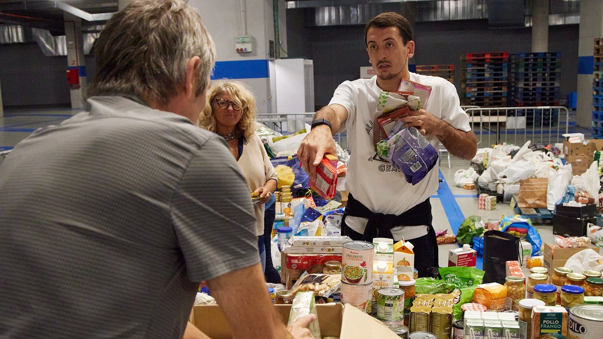 🎥 Unidos somos más fuertes. La respuesta de la afición al llamamiento para ayudar a los damnificados por la DANA en la recogida solidaria habilitada en el Reale Arena ha sido extraordinaria. Mila mila esker!!! ℹ️ Los primeros camiones ya han salido y mañana a partir de las 10:00 de la mañana necesitamos voluntarios para empacar en el Reale Arena.