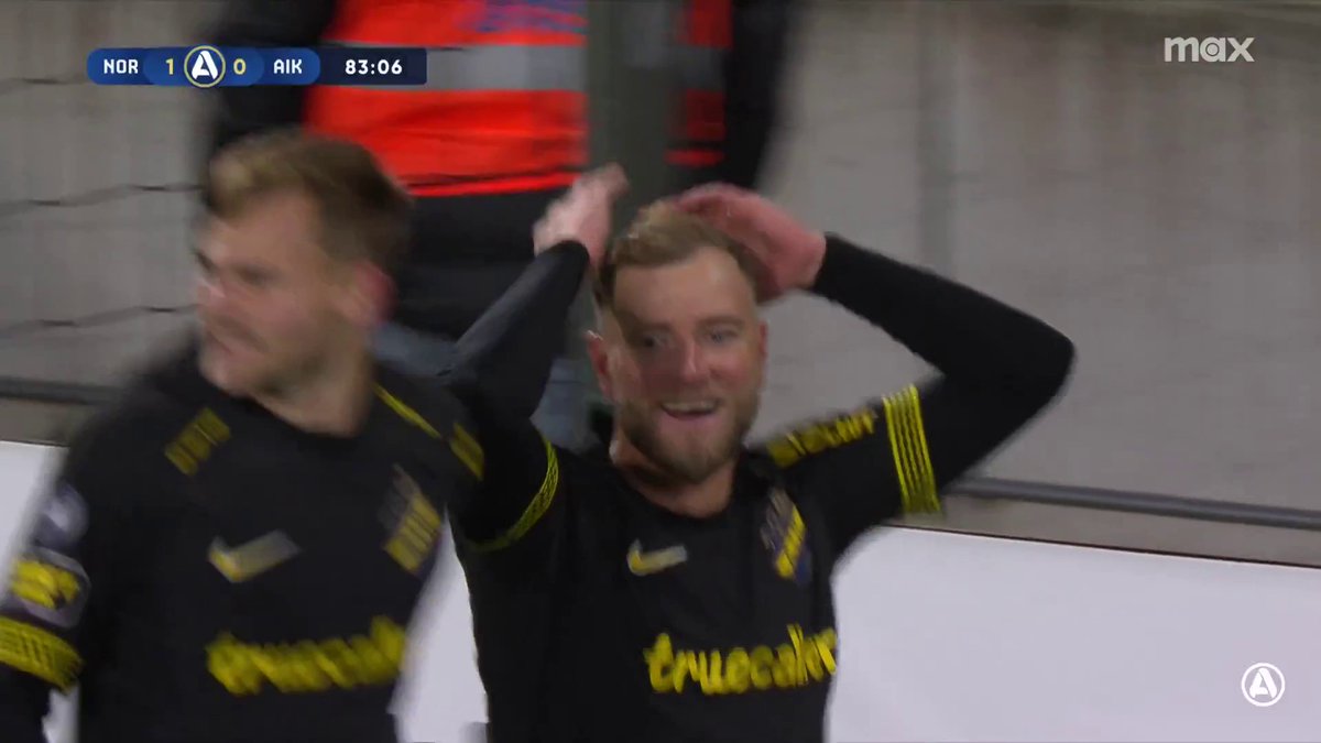 John Guidetti har en boll i mål för AIK, men får frispark emot sig. 📲 Se matchen på Max