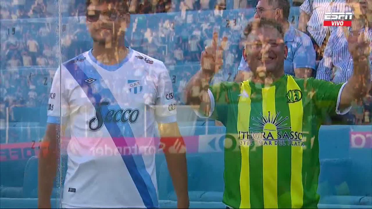 Un hincha de Atlético Tucumán se sacó la camiseta y abajo tenía... ¡la de Aldosivi! 📺 #ESPN