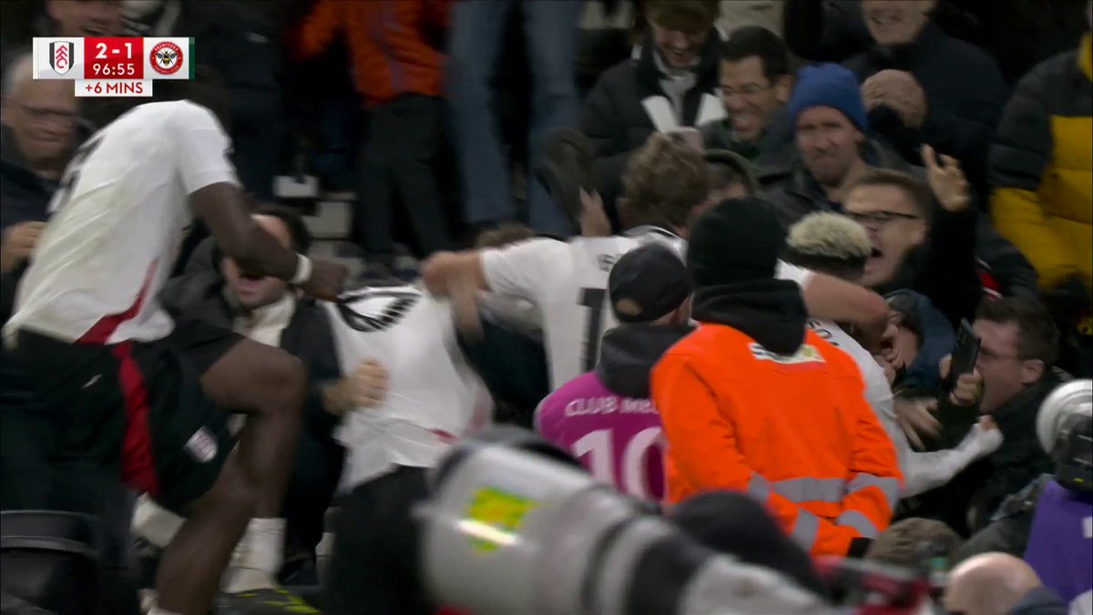 The commentator leaving it a second or two before saying anything after the goal has gone in is exactly how it should be done in those circumstances; let the moment speak for itself.