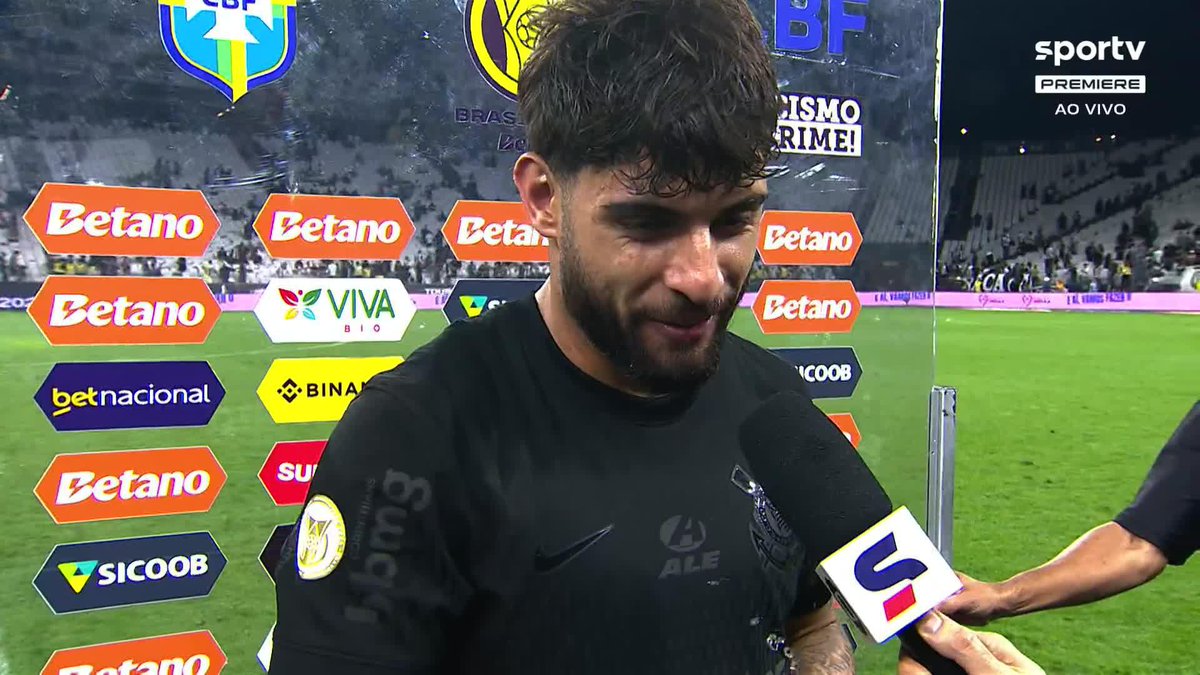 "Eu quase quebrei o pé. Eu pensei que era uma almofada e dei um chute (para tirar do campo de jogo), mas era uma cabeça de porco, cara. Quase machuquei o pé." 🎙️ Yuri Alberto. 🎥 sportv | Premiere | ge
