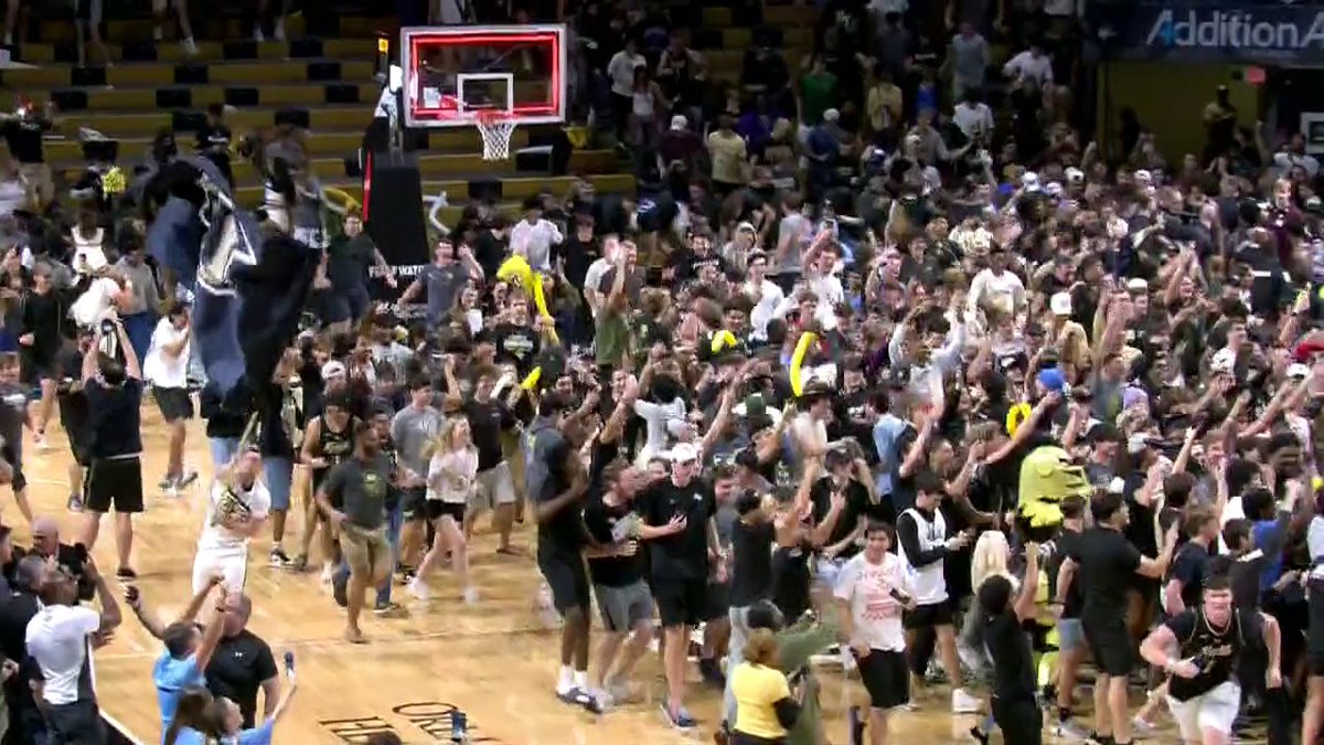 UCF storms the court after stunning No. 13 Texas A&amp;M‼️