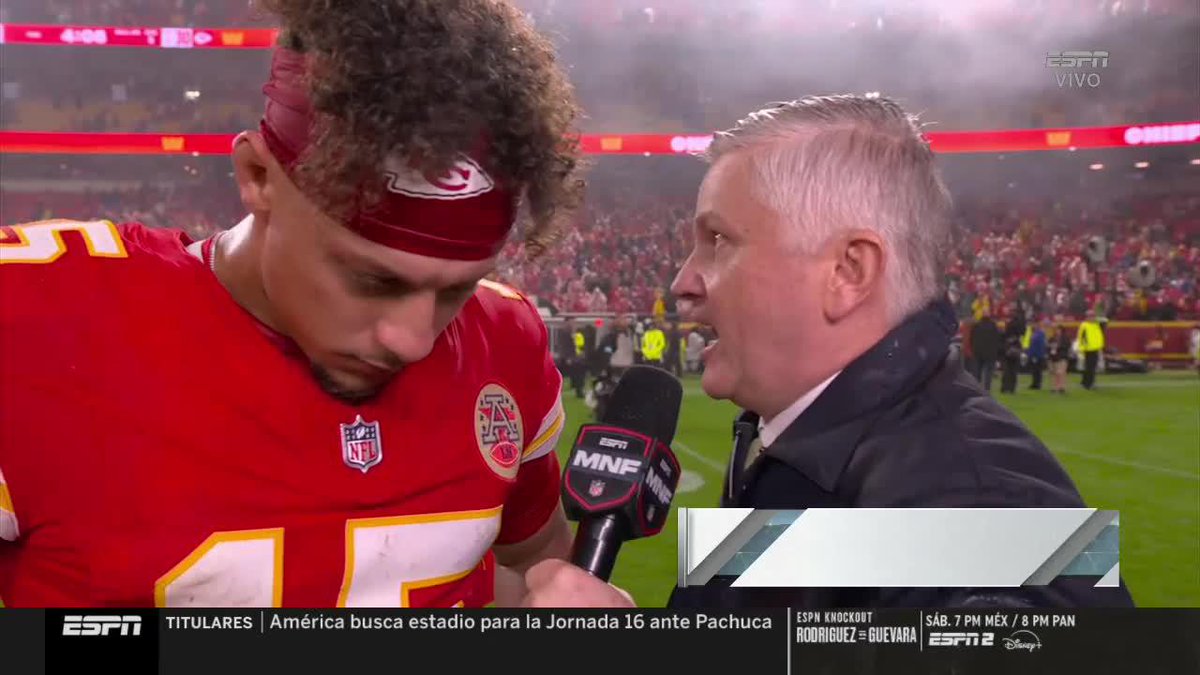 "NUNCA LO HACEMOS FÁCIL PERO SIEMPRE ENCONTRAMOS EL CAMINO" 💪 Las palabras con el hombre de la noche, Patrick Mahomes con John Sutcliffe ¡Hasta se llevó un regalito de Día de Muertos! NFL México #NFLxESPN