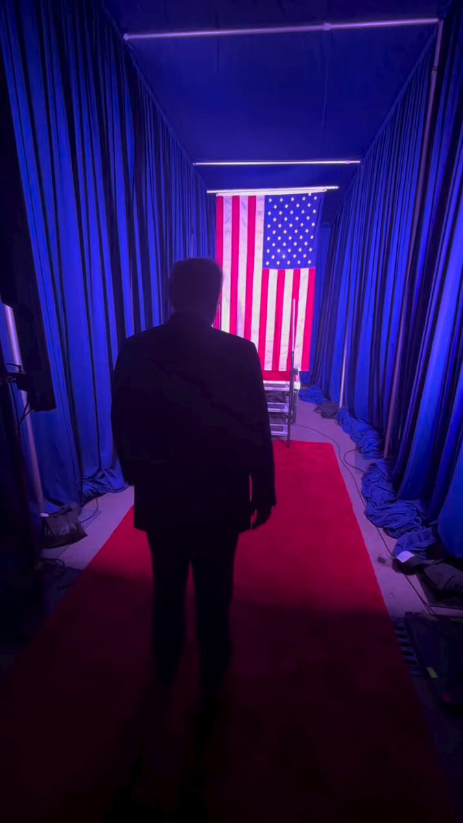 President Trump just walked out for his final rally… after 9 years, this is the last one. Wow….. 🙏🏽🇺🇸🙌🏽