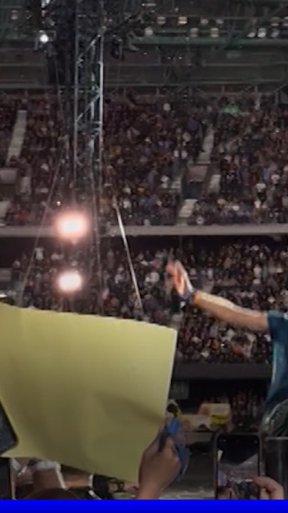 Le chanteur de Coldplay, Chris Martin, chute dans une trappe en plein concert en Australie